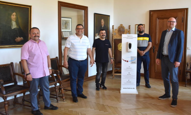 v.l. Sahin Sentürk, Özcan Yavuz, Erkan Dural, Hüseyin Gökce von TIAD e.V. mit Oberbürgermeister Sören Link (Foto: M. Werning / Stadt Duisburg)