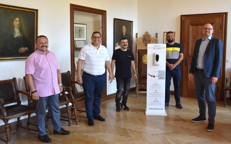 v.l. Sahin Sentürk, Özcan Yavuz, Erkan Dural, Hüseyin Gökce von TIAD e.V. mit Oberbürgermeister Sören Link (Foto: M. Werning / Stadt Duisburg)