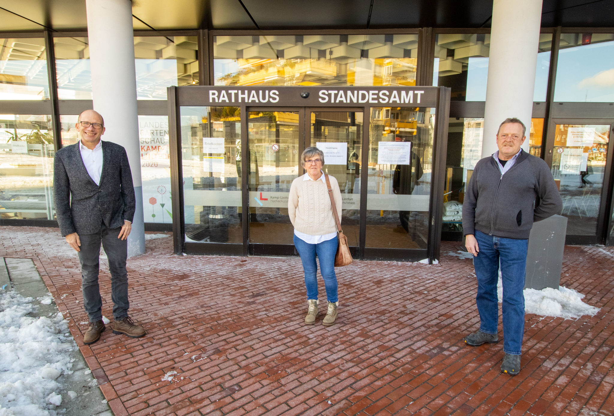 Bildinformation: Dr. Christoph Müllmann, Inge Glaw und Frank Aldenkott (Personalrat) vor dem Rathaus