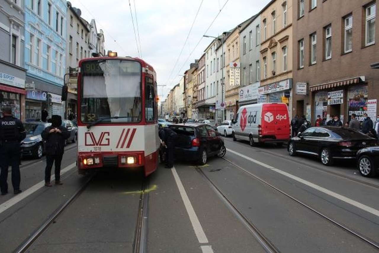 Straßenbahn kollidiert mit PKW, 2 Personen verletzt