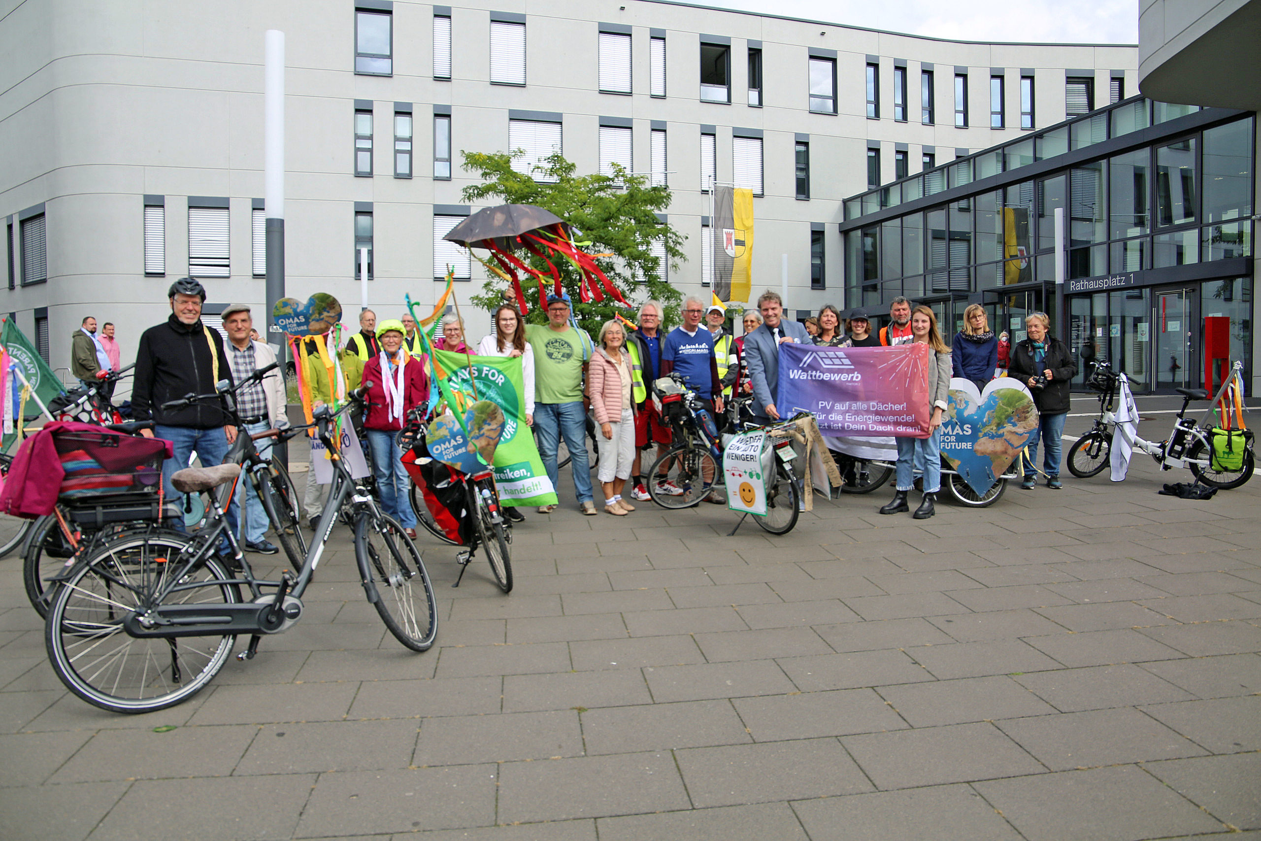 ‚Klima-Omas‘ starteten Radtour auf dem Moerser Rathausplatz