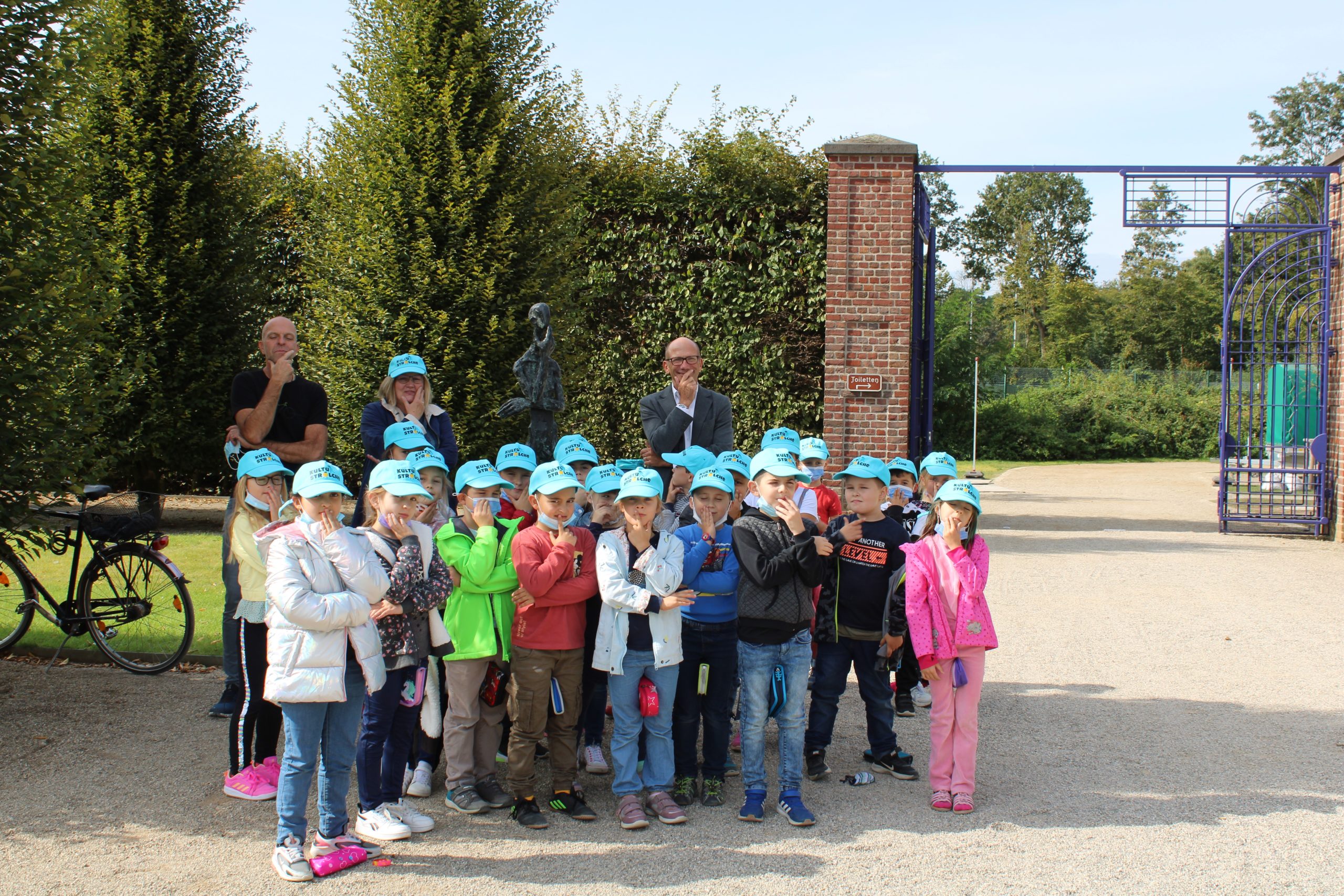 Grundschüler*innen besuchen die Ausstellung von Hannes Helmke in der Orangerie am Kloster Kamp