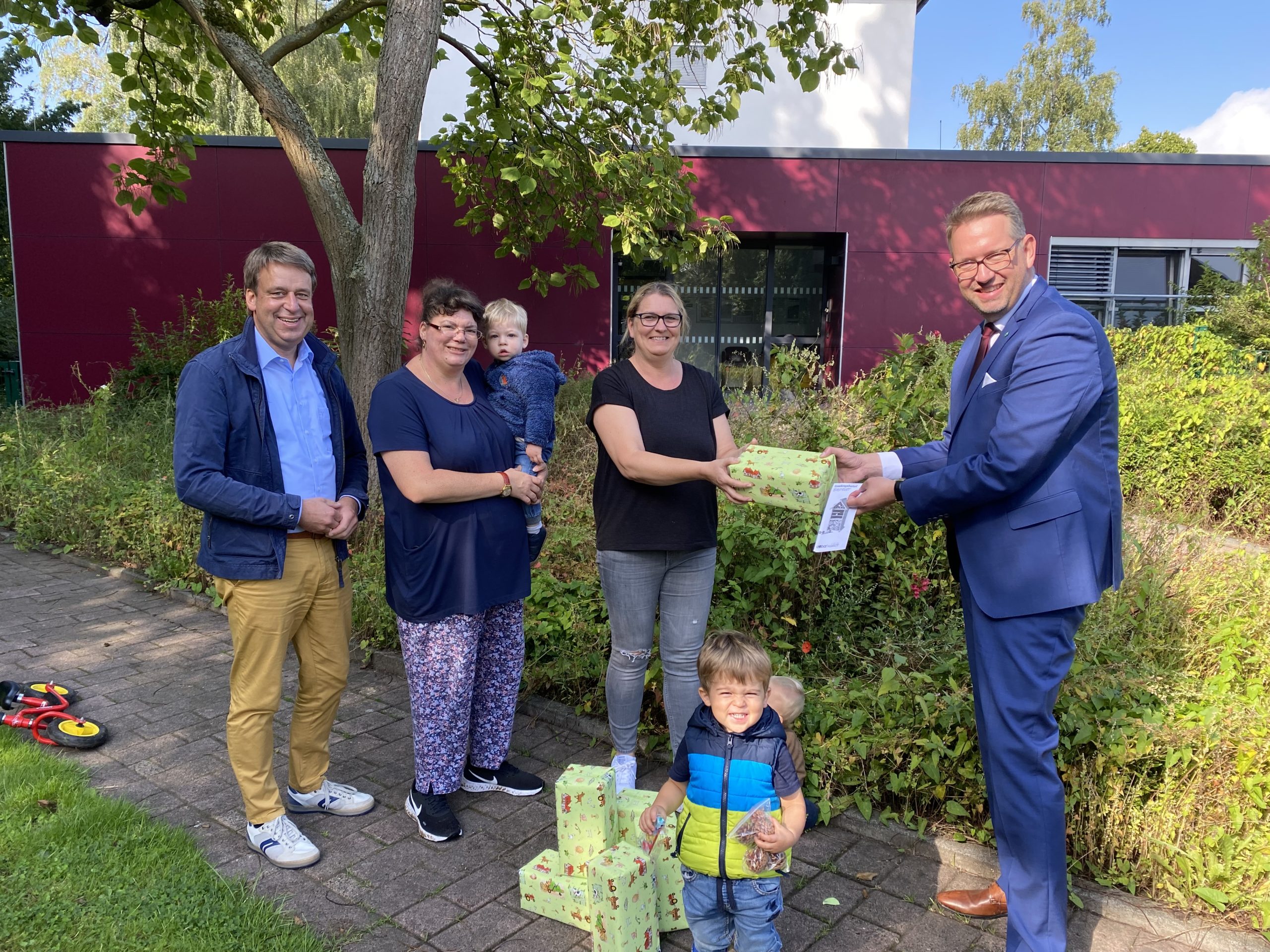 Begrüßungsgeschenk: Landrat Ingo Brohl überreicht Insektenhotels an WESALIX