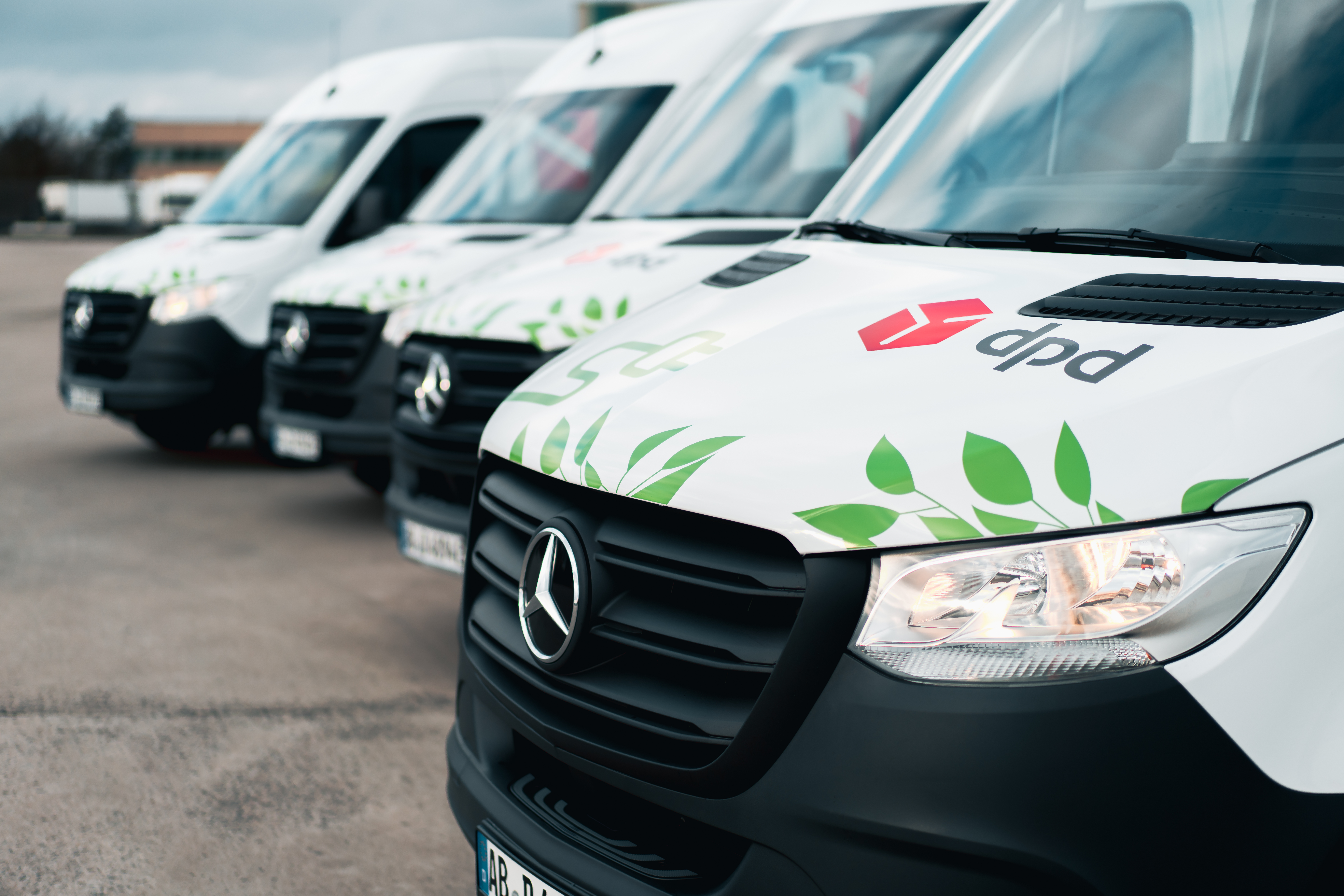 Nachhaltig „bis vor die Tür“:  Mercedes-Benz Vans übergibt 150 eSprinter an DPD