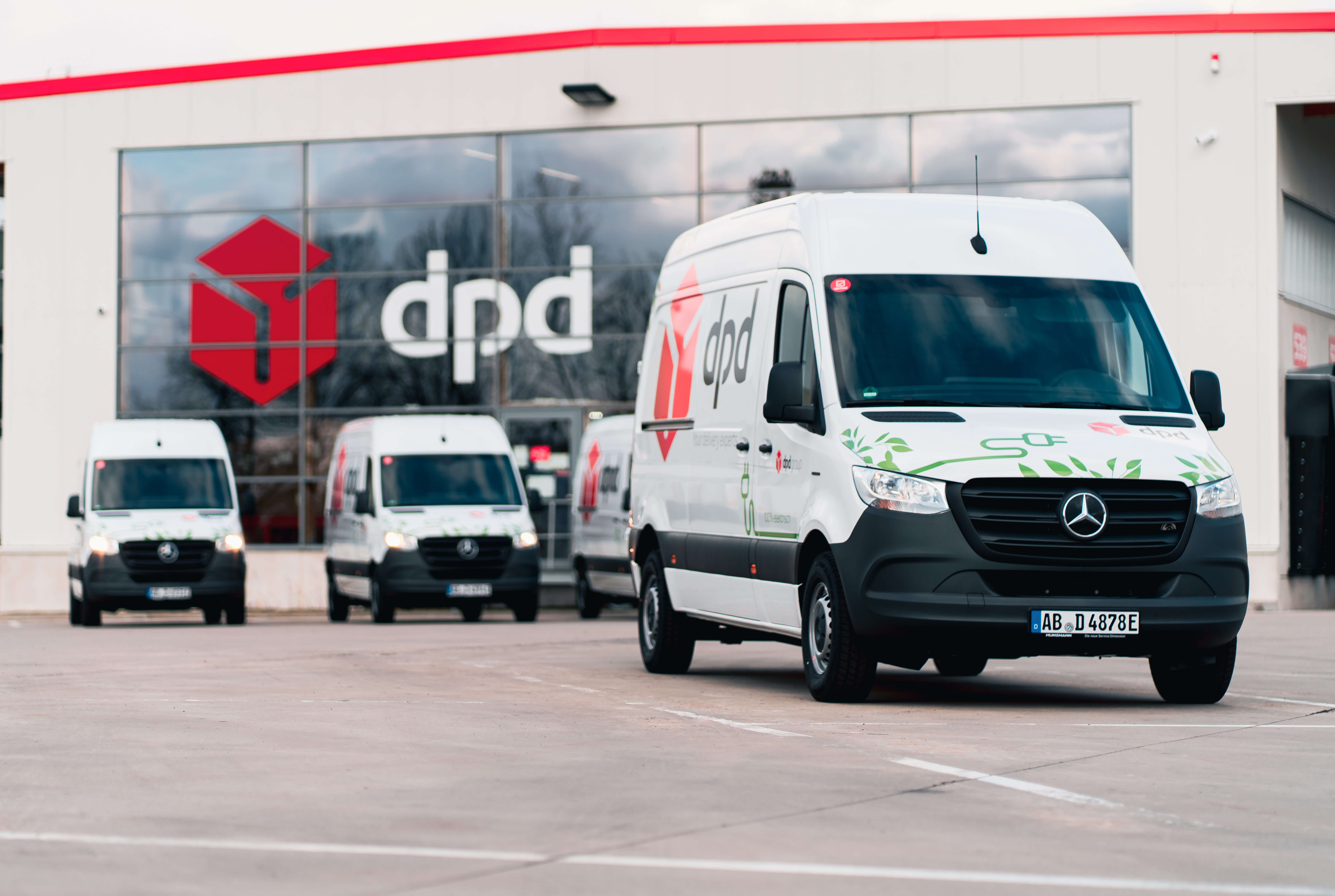 Nachhaltig „bis vor die Tür“:  Mercedes-Benz Vans übergibt 150 eSprinter an DPD
