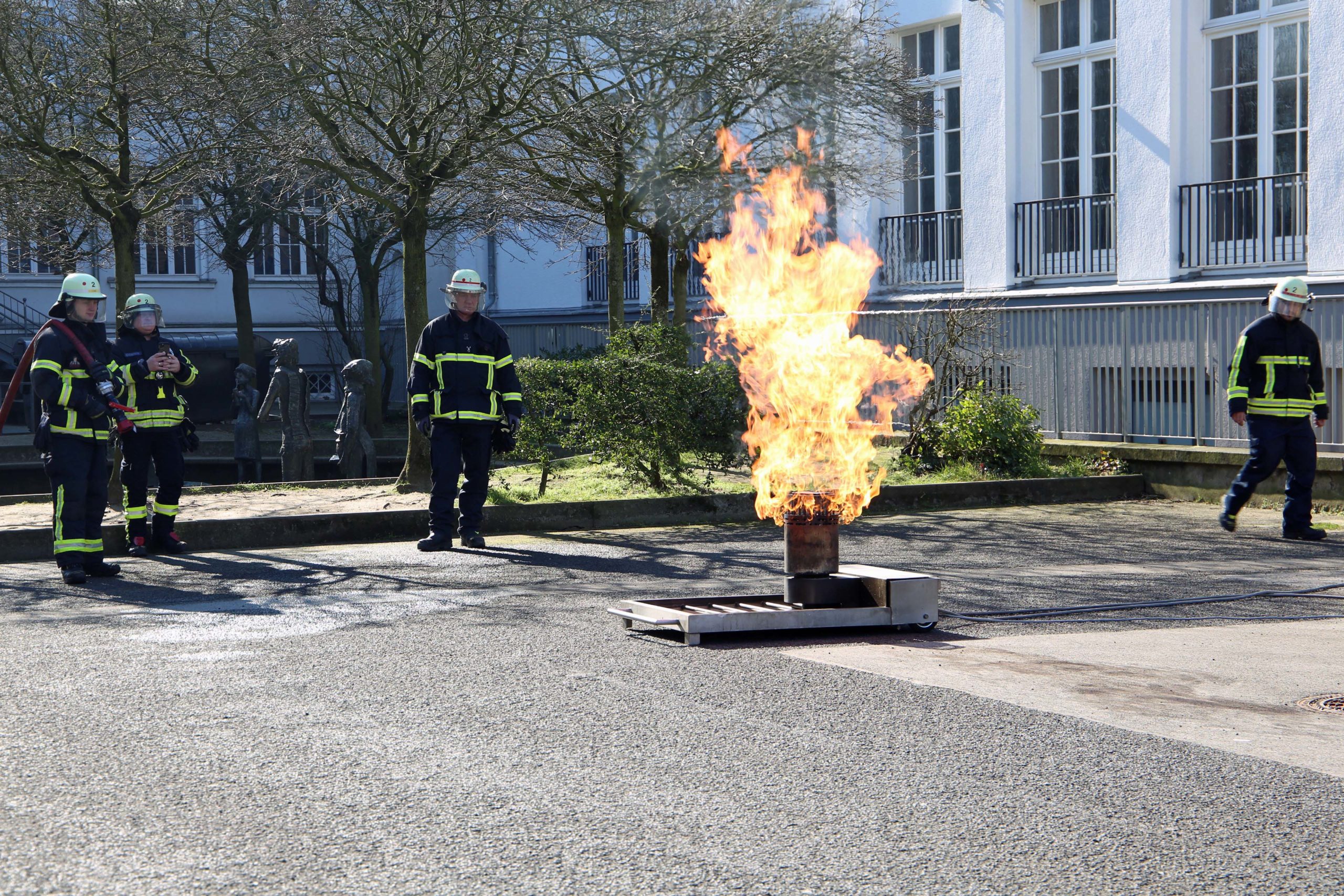 Feuerwehr Moers bereichert Chemieunterricht am Adolfinum