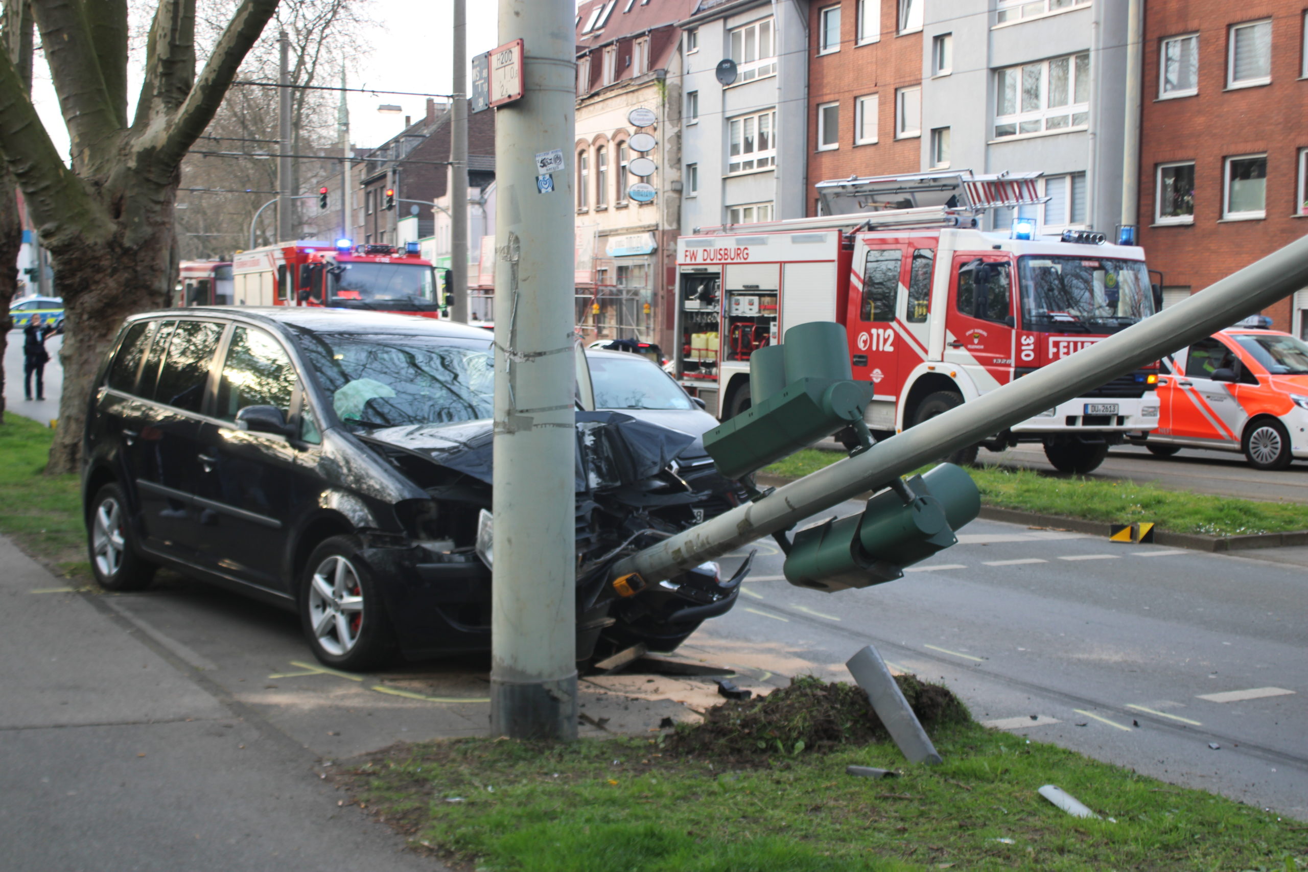 Auf der Duisburger Straße ist es am frühen Mittwochabend (30. 17:50 Uhr) zu einem Unfall gekommen; mehrere Personen wurden dabei verletzt: Ein 22-jähriger Dacia-Fahrer wollte offenbar einen Renault (Fahrer: 22 Jahre) über die angrenzenden Straßenbahnschienen überholen. Als er auf eine Verkehrsinsel zusteuerte, lenkte er nach rechts und prallte mit dem Renault zusammen. Der Dacia kam daraufhin ins Schleudern und stieß gegen einen VW (Fahrerin: 28 Jahre), der auf der rechten Fahrspur unterwegs war. Die Fahrerin prallte mit ihrem Wagen gegen eine Ampel, die abknickte. Der Dacia schleuderte in eine Glaswand des Wartehäuschens der Bahnhaltestelle "Hamborner Feuerwache", die komplett zerbrach. Rettungswagen brachten den 22-jährigen Dacia-Fahrer und die VW-Fahrerin sowie ihr Kind (7) zur Behandlung in Krankenhäuser. Ihre Autos waren nicht mehr fahrbereit.