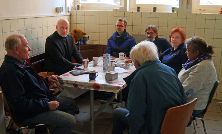 SPD-Landtagsabgeordneter Yetim im Gespräch mit Ehrenamtlichen der Tafel Neukirchen-Vluyn: