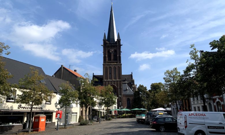 Sicher unterwegs mit dem Fahrrad, Pedelec und E-Bike: Infostand der Polizei Krefeld am Hülser Markt