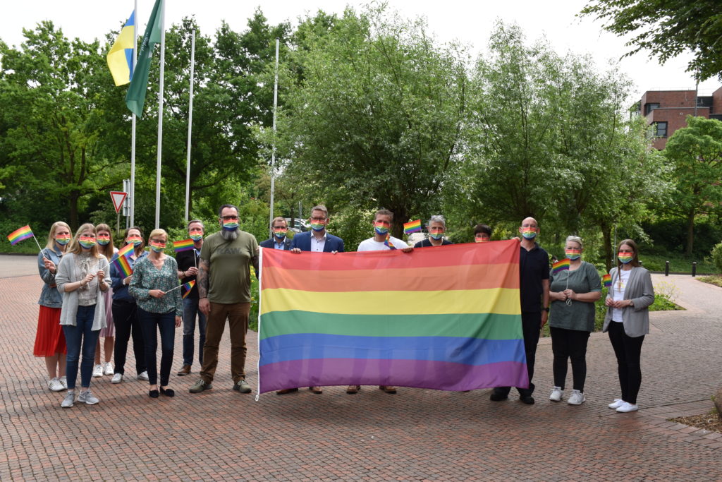 Am Kreishaus Wesel weht die Regenbogenflagge