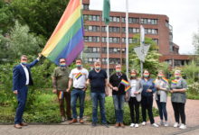 Am Kreishaus Wesel weht die Regenbogenflagge