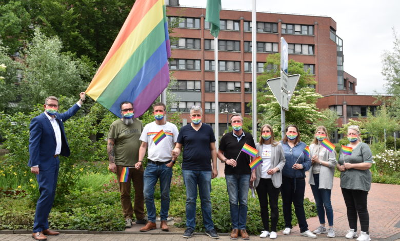 Am Kreishaus Wesel weht die Regenbogenflagge