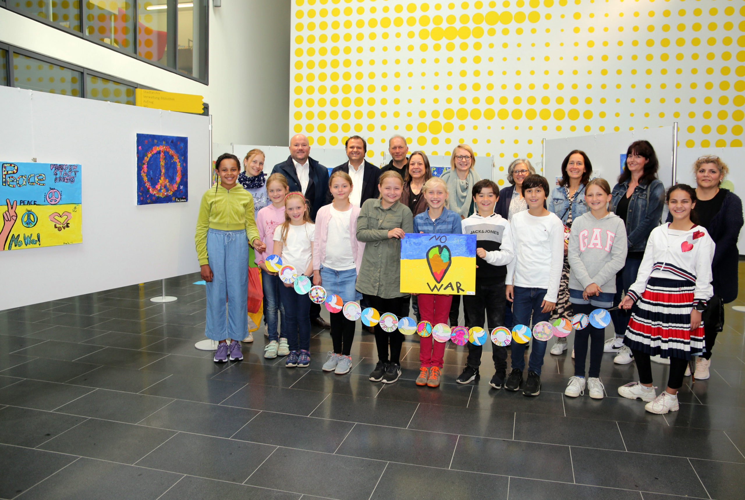 Grundschule Hülsdonk und Bibliothek setzen sich für Frieden ein