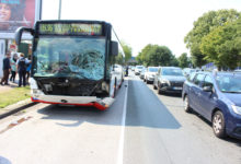 Kollision mit Bus - Fußgänger schwer verletzt