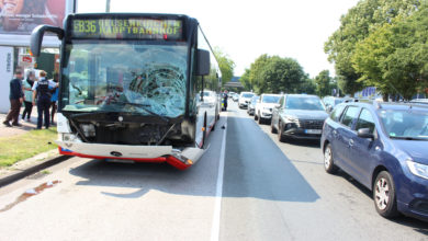 Kollision mit Bus - Fußgänger schwer verletzt
