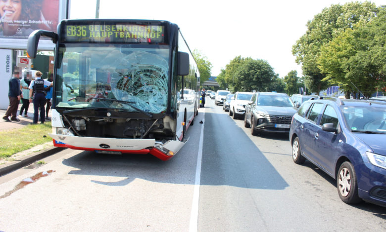 Kollision mit Bus - Fußgänger schwer verletzt