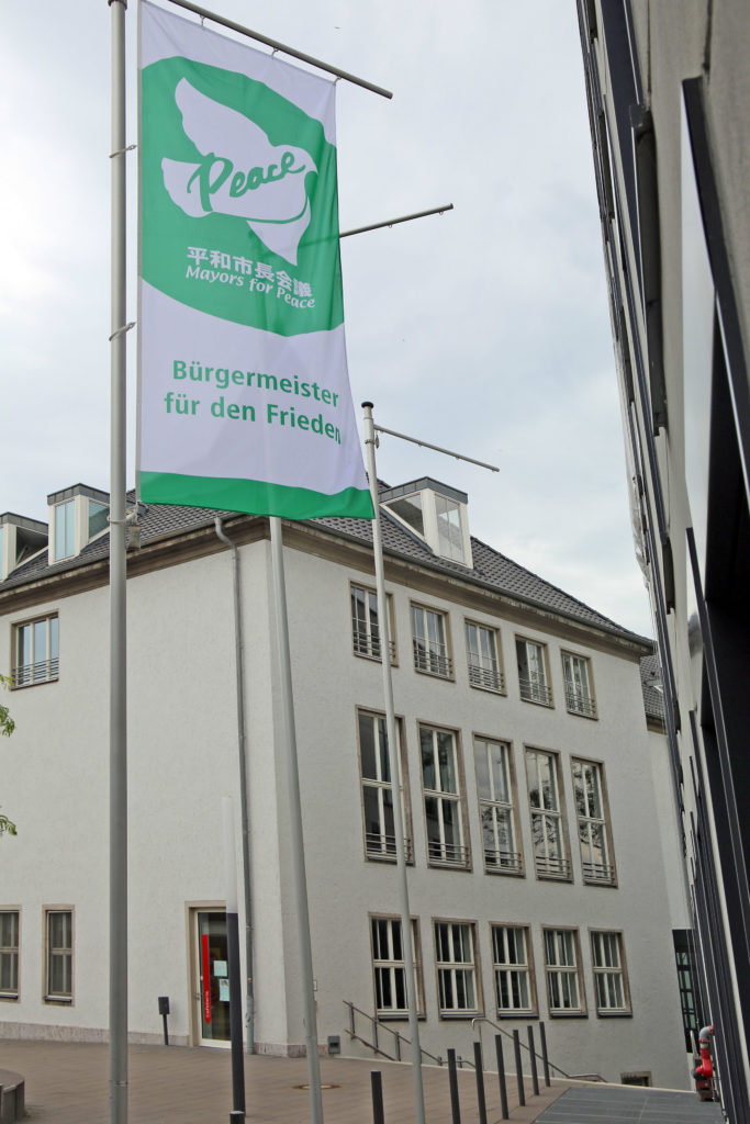 Stadt Moers hisst Flagge gegen Atomwaffen