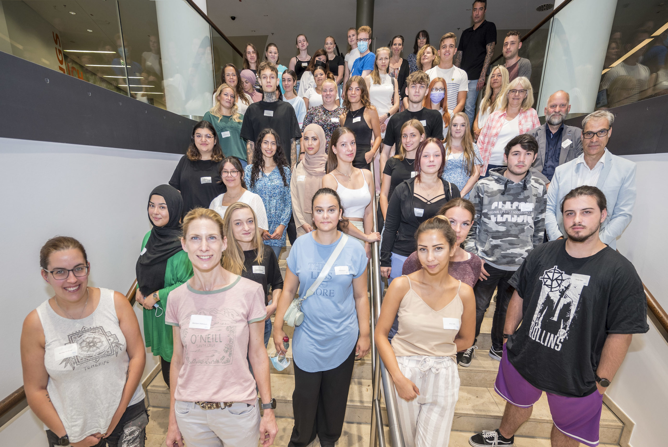 40 neue Auszubildenden für die praxisintegrierte Ausbildung als Erzieherinnen und Erzieher verstärken das #TeamDuisburg