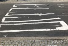 Alkoholisierter Mann malt falschen Zebrastreifen auf die Straße