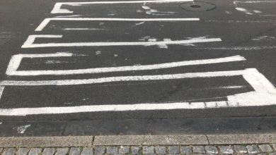Alkoholisierter Mann malt falschen Zebrastreifen auf die Straße