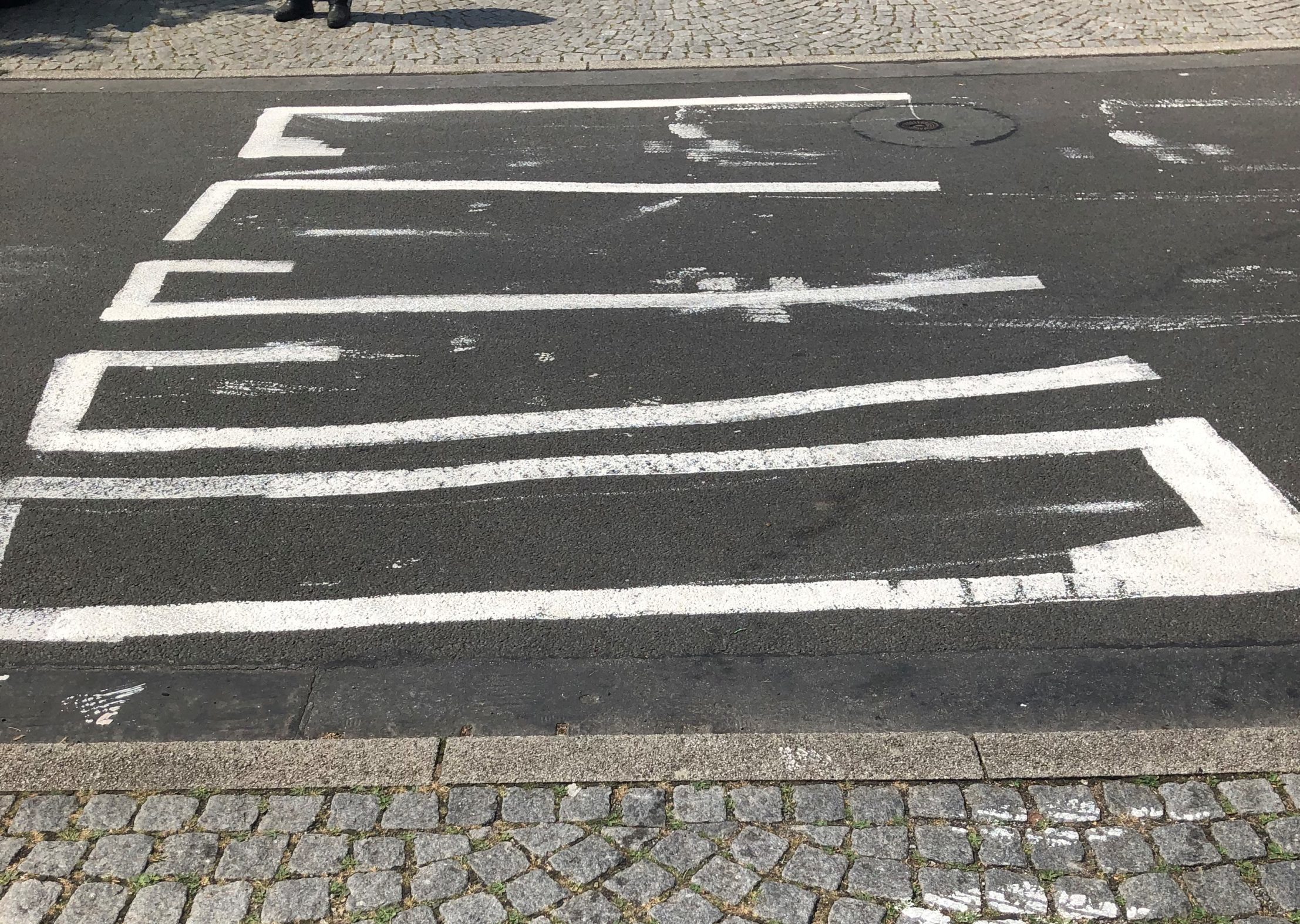 Alkoholisierter Mann malt falschen Zebrastreifen auf die Straße