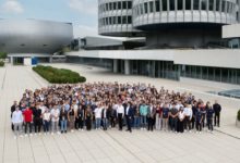 Es ist jedes Jahr ein besonderer Termin: 1.200 junge Menschen haben ihre Ausbildung an den Standorten der BMW Group in Deutschland begonnen. Sie kommen in allen Kernbereichen der BMW Group zum Einsatz: in Produktion und Verwaltung, Forschung- und Entwicklung wie auch im Vertrieb der konzerneigenen BMW und MINI Niederlassungen in ganz Deutschland, wo sie in direktem Kundenkontakt stehen. Der Start ist für viele mit einem Versprechen verbunden: Nach erfolgreicher Ausbildung in den Werken der BMW Group ist eine Übernahme in ein unbefristetes Arbeitsverhältnis garantiert. All diese jungen Menschen wirken ab Tag eins dabei mit, die Mobilität der Zukunft zu gestalten. Und die BMW Group baut mit ihnen die Fachkräfte von morgen auf, die den technologischen Wandel der Automobilbranche weiter vorantreiben und so zur Wettbewerbsfähigkeit des Unternehmens beitragen. „Es ist immer eine große Freude, unsere neuen Auszubildenden herzlich willkommen zu heißen. Die jungen Frauen und Männer werden als die Expertinnen und Experten von Morgen die digitale, elektrische und nachhaltige Mobilität entscheidend prägen. Die Ausbildungsinhalte, die wir ständig aktualisieren, werden sie bestens darauf vorbereiten. In der BMW Group finden sie einen attraktiven Arbeitgeber, der Verlässlichkeit und Wandlungsfähigkeit zugleich verbindet sowie vielfältige Perspektiven über ein ganzes Berufsleben hinweg“, sagt Ilka Horstmeier, Vorständin für Personal und Immobilien der BMW AG, Arbeitsdirektorin, bei der Begrüßung am Standort München, stellvertretend an alle Ausbildungsstarter deutschlandweit. Auch im Ausbildungsjahr 2022 liegt die Zahl der Auszubildenden weiterhin konstant bei 1.200 in der Berufsausbildung und in den Dualen Studiengängen. Auftakt für eine spannende Lernzeit „Eine fundierte Berufsausbildung zu ermöglichen, ist Teil der sozialen Verantwortung, die zum Selbstverständnis der BMW Group gehört– erst recht in wirtschaftlich herausfordernden Zeiten. Die Ausbildung junger, leistungsbereiter Menschen nimmt bei der BMW Group eine zentrale Rolle ein und steht für hohe Qualität“, sagt Martin Kimmich, Gesamtbetriebsratsvorsitzender der BMW AG. „In jedem Ausbildungsplatz steckt die Chance auf einen spannenden, zukunftsfähigen Arbeitsplatz bei der BMW Group.“ Gemeinsam mit Ilka Horstmeier übergab er symbolisch an zwei Azubis wichtige Arbeitsutensilien: einen Laptop und die Arbeitsjacke des BMW Group Werks München. Es war der erste Willkommenstag der Auszubildenden seit der Pandemie, der wieder in Präsenz stattfinden konnte. Auszubildende sind Baustein im Kompetenzumbau Das Ausbildungsprogramm der BMW Group ist weltweit fest in den Unternehmens- strukturen verankert. Der dualen Berufsausbildung kommt dabei ein besonderer Stellenwert zu. Sie ist auch im Ausland ein Erfolgsmodell, bereits in acht Ländern an zwölf Standorten umgesetzt und wird weiter ausgebaut. Im gesamten internationalen Ausbildungsnetzwerk bildet die BMW Group in 30 verschiedenen Berufen und 18 dualen Studiengängen aus. In Summe lernen weltweit aktuell rund 4.500 Auszubildende bei der BMW Group – das ist ein entscheidender Beitrag zur Nachwuchssicherung, die ein Baustein im systematischen Kompetenzumbau ist. Er ist Basis dafür, neue technologische Herausforderungen im Sinne einer nachhaltigen, elektrischen und digitalen Mobilität zu meistern. Es sind diese Technologien, die zum Klimaschutz beitragen. Die BMW Group erwartet sich Bestleistungen vom talentierten Nachwuchs – und liefert die Voraussetzung dafür: Lerninhalte werden zeitgemäß vermittelt. Das bedeutet, weg von theoretischer Wissensvermittlung, hin zu schneller, praxisnaher Anwendung. Virtual-Reality-Brillen oder 3D-Drucktechnologien sind festintegrierte Arbeitsinstrumente und machen Lerninhalte erlebbar. Offene Türen für IT-Talente Expertenwissen bei den IT-Kompetenzen aufzubauen, nimmt eine zentrale Rolle im Ausbildungsprogramm ein: In der klassischen Berufsausbildung bildet die BMW Group den Fachinformatiker für Anwendungsentwicklung oder Digitale Vernetzung aus. Der Umgang mit Daten, das Entwickeln und Betreuen von IT-Lösungen oder Sicherheit und Datenschutz sind dabei zentrale Lerninhalte. Im Dualen Studium liegt der Fokus neben den IT-Studiengängen verstärkt auf Fahrzeugtechnik & Produktion sowie auf Elektronik & Anlagentechnik. Junge Talente, die mit Softwareentwicklung zu begeistern sind und einen Science Bachelor in Data Science & Scientific Computing in Kombination mit dem Fachinformatiker für Daten- und Prozessanalyse anstreben, werden auch in Zukunft bei der BMW Group willkommen sein. Apropos willkommen: Ein Ziel ist es, den Frauenanteil in diesen Ausbildungsfeldern, der derzeit bei über 20 Prozent liegt, weiter zu steigern. Viel Bonus rund um die Ausbildung Auch als attraktiver und verlässlicher Arbeitgeber liefert die BMW Group Bestleistung: Neben der Garantie auf eine Übernahme in ein unbefristetes Arbeitsverhältnis nach erfolgreicher Ausbildung in den Werken, erhalten schon Azubis auch Urlaubs- und Weihnachtsgeld, eine Zusatzrente und eine Erfolgsbeteiligung. Außerdem werden die Fahrten zur Berufsschule bezuschusst. Neben flexiblen Arbeitszeiten, persönlicher Weiterentwicklung und Förderung versteht die BMW Group an vielen Standorten auch Fitness- und Freizeitangebote als Bestandteil eines langfristigen Beschäftigungs- verhältnisses. Und wer möchte, kann sich auch schon als Azubi zu besonders günstigen Konditionen hinter das Steuer eines BMW oder eines MINIs setzen.