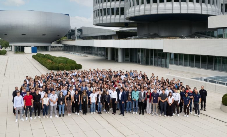 Es ist jedes Jahr ein besonderer Termin: 1.200 junge Menschen haben ihre Ausbildung an den Standorten der BMW Group in Deutschland begonnen. Sie kommen in allen Kernbereichen der BMW Group zum Einsatz: in Produktion und Verwaltung, Forschung- und Entwicklung wie auch im Vertrieb der konzerneigenen BMW und MINI Niederlassungen in ganz Deutschland, wo sie in direktem Kundenkontakt stehen. Der Start ist für viele mit einem Versprechen verbunden: Nach erfolgreicher Ausbildung in den Werken der BMW Group ist eine Übernahme in ein unbefristetes Arbeitsverhältnis garantiert. All diese jungen Menschen wirken ab Tag eins dabei mit, die Mobilität der Zukunft zu gestalten. Und die BMW Group baut mit ihnen die Fachkräfte von morgen auf, die den technologischen Wandel der Automobilbranche weiter vorantreiben und so zur Wettbewerbsfähigkeit des Unternehmens beitragen. „Es ist immer eine große Freude, unsere neuen Auszubildenden herzlich willkommen zu heißen. Die jungen Frauen und Männer werden als die Expertinnen und Experten von Morgen die digitale, elektrische und nachhaltige Mobilität entscheidend prägen. Die Ausbildungsinhalte, die wir ständig aktualisieren, werden sie bestens darauf vorbereiten. In der BMW Group finden sie einen attraktiven Arbeitgeber, der Verlässlichkeit und Wandlungsfähigkeit zugleich verbindet sowie vielfältige Perspektiven über ein ganzes Berufsleben hinweg“, sagt Ilka Horstmeier, Vorständin für Personal und Immobilien der BMW AG, Arbeitsdirektorin, bei der Begrüßung am Standort München, stellvertretend an alle Ausbildungsstarter deutschlandweit. Auch im Ausbildungsjahr 2022 liegt die Zahl der Auszubildenden weiterhin konstant bei 1.200 in der Berufsausbildung und in den Dualen Studiengängen. Auftakt für eine spannende Lernzeit „Eine fundierte Berufsausbildung zu ermöglichen, ist Teil der sozialen Verantwortung, die zum Selbstverständnis der BMW Group gehört– erst recht in wirtschaftlich herausfordernden Zeiten. Die Ausbildung junger, leistungsbereiter Menschen nimmt bei der BMW Group eine zentrale Rolle ein und steht für hohe Qualität“, sagt Martin Kimmich, Gesamtbetriebsratsvorsitzender der BMW AG. „In jedem Ausbildungsplatz steckt die Chance auf einen spannenden, zukunftsfähigen Arbeitsplatz bei der BMW Group.“ Gemeinsam mit Ilka Horstmeier übergab er symbolisch an zwei Azubis wichtige Arbeitsutensilien: einen Laptop und die Arbeitsjacke des BMW Group Werks München. Es war der erste Willkommenstag der Auszubildenden seit der Pandemie, der wieder in Präsenz stattfinden konnte. Auszubildende sind Baustein im Kompetenzumbau Das Ausbildungsprogramm der BMW Group ist weltweit fest in den Unternehmens- strukturen verankert. Der dualen Berufsausbildung kommt dabei ein besonderer Stellenwert zu. Sie ist auch im Ausland ein Erfolgsmodell, bereits in acht Ländern an zwölf Standorten umgesetzt und wird weiter ausgebaut. Im gesamten internationalen Ausbildungsnetzwerk bildet die BMW Group in 30 verschiedenen Berufen und 18 dualen Studiengängen aus. In Summe lernen weltweit aktuell rund 4.500 Auszubildende bei der BMW Group – das ist ein entscheidender Beitrag zur Nachwuchssicherung, die ein Baustein im systematischen Kompetenzumbau ist. Er ist Basis dafür, neue technologische Herausforderungen im Sinne einer nachhaltigen, elektrischen und digitalen Mobilität zu meistern. Es sind diese Technologien, die zum Klimaschutz beitragen. Die BMW Group erwartet sich Bestleistungen vom talentierten Nachwuchs – und liefert die Voraussetzung dafür: Lerninhalte werden zeitgemäß vermittelt. Das bedeutet, weg von theoretischer Wissensvermittlung, hin zu schneller, praxisnaher Anwendung. Virtual-Reality-Brillen oder 3D-Drucktechnologien sind festintegrierte Arbeitsinstrumente und machen Lerninhalte erlebbar. Offene Türen für IT-Talente Expertenwissen bei den IT-Kompetenzen aufzubauen, nimmt eine zentrale Rolle im Ausbildungsprogramm ein: In der klassischen Berufsausbildung bildet die BMW Group den Fachinformatiker für Anwendungsentwicklung oder Digitale Vernetzung aus. Der Umgang mit Daten, das Entwickeln und Betreuen von IT-Lösungen oder Sicherheit und Datenschutz sind dabei zentrale Lerninhalte. Im Dualen Studium liegt der Fokus neben den IT-Studiengängen verstärkt auf Fahrzeugtechnik & Produktion sowie auf Elektronik & Anlagentechnik. Junge Talente, die mit Softwareentwicklung zu begeistern sind und einen Science Bachelor in Data Science & Scientific Computing in Kombination mit dem Fachinformatiker für Daten- und Prozessanalyse anstreben, werden auch in Zukunft bei der BMW Group willkommen sein. Apropos willkommen: Ein Ziel ist es, den Frauenanteil in diesen Ausbildungsfeldern, der derzeit bei über 20 Prozent liegt, weiter zu steigern. Viel Bonus rund um die Ausbildung Auch als attraktiver und verlässlicher Arbeitgeber liefert die BMW Group Bestleistung: Neben der Garantie auf eine Übernahme in ein unbefristetes Arbeitsverhältnis nach erfolgreicher Ausbildung in den Werken, erhalten schon Azubis auch Urlaubs- und Weihnachtsgeld, eine Zusatzrente und eine Erfolgsbeteiligung. Außerdem werden die Fahrten zur Berufsschule bezuschusst. Neben flexiblen Arbeitszeiten, persönlicher Weiterentwicklung und Förderung versteht die BMW Group an vielen Standorten auch Fitness- und Freizeitangebote als Bestandteil eines langfristigen Beschäftigungs- verhältnisses. Und wer möchte, kann sich auch schon als Azubi zu besonders günstigen Konditionen hinter das Steuer eines BMW oder eines MINIs setzen.