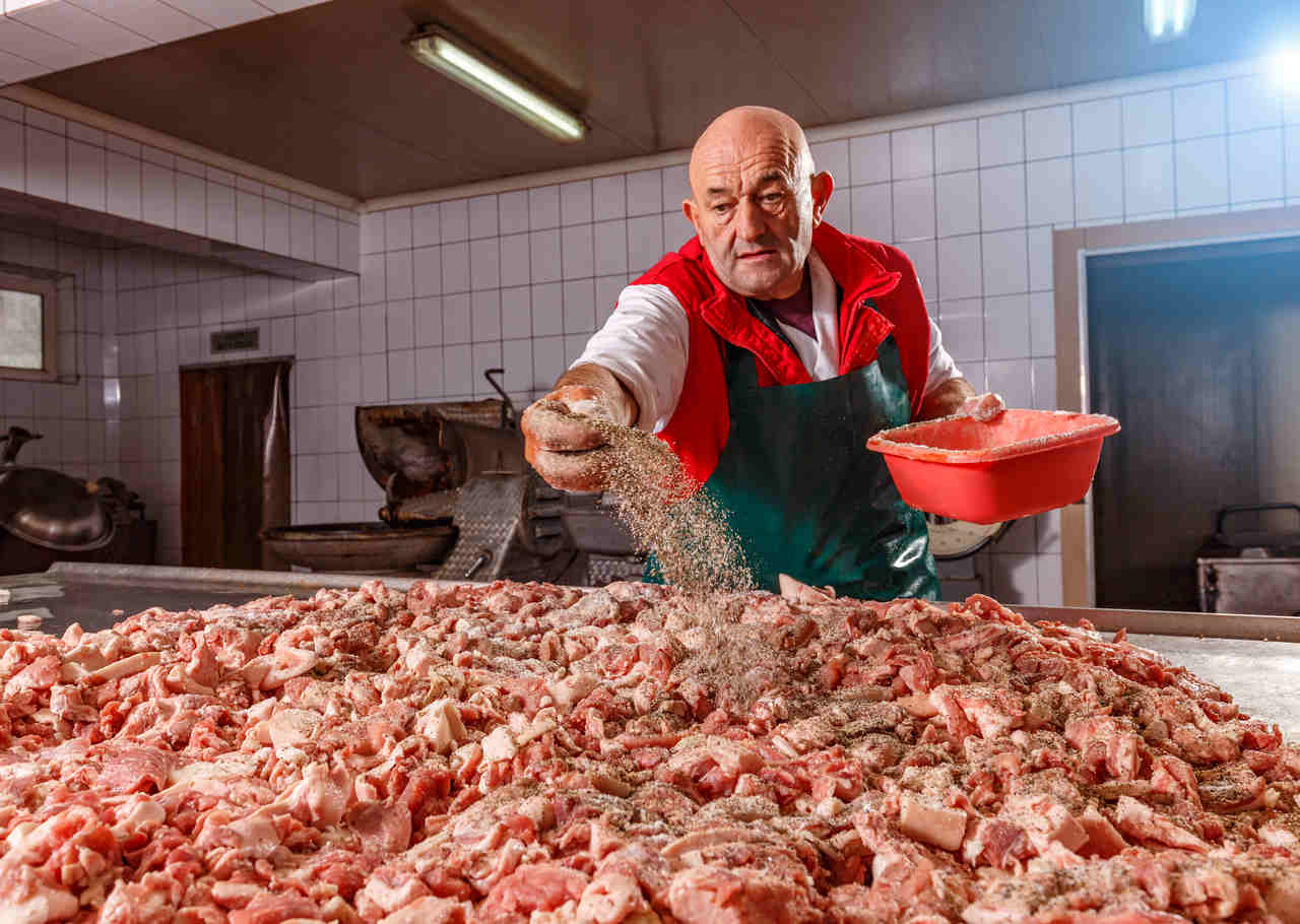 Gemeinsam gegen Schwarzarbeit und illegale Beschäftigung in der Fleischindustrie