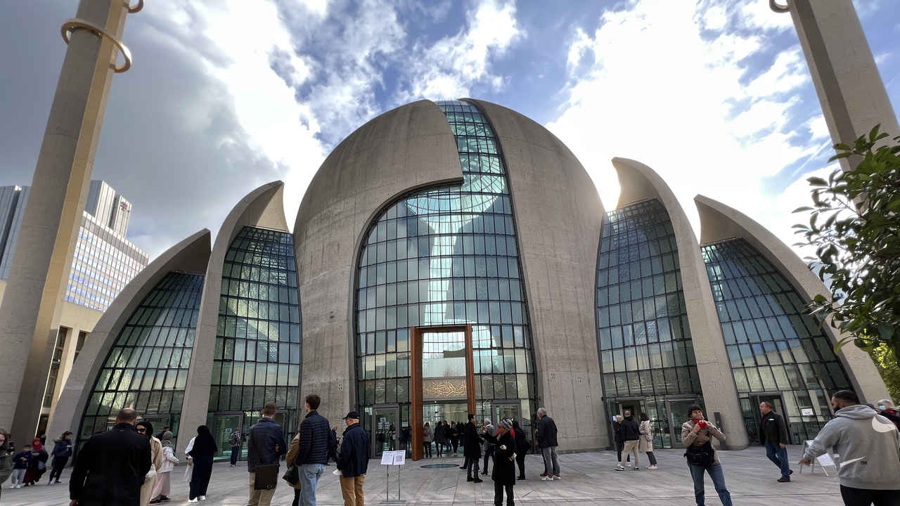 „Knappe Ressourcen – große Verantwortung“: Tausende Besucher bei dem Tag der offenen Moschee (TOM) in der Kölner Zentralmosc