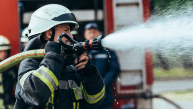 In der Nacht auf den vierten Adventssonntag kam es auf der Alten Linner Straße in Krefeld Dießem zu einem ausgedehnten Gebäudebrand, bei dem zur Zeit noch eine Person vermisst wird. Die gesamte Feuerwehr Krefeld ist im Großeinsatz. Um etwa halb vier Uhr morgens erreichten die ersten Notrufe die Leitstelle der Feuerwehr Krefeld mit der Meldung, dass es in einem Mehrfamilienhaus in Dießem brenne. Der Disponent der Leitstelle alarmierte sofort die Brandbekämpfer der Berufs- und Freiwilligen Feuerwehr sowie den Rettungsdienst der Stadt. Die ersten Einsatzkräfte sahen sich einem ausgedehten Brand gegenüber, bei dem mutmaßlich eine Person im Gebäude vermisst wird. Die Person konnte bislang nicht aufgefunden werden. Die Löscharbeiten in dem Gebäude gestalten sich derzeit sehr schwierig, da eine hohe Brandlast und und eine alte Gebäudestruktur die Arbeiten erschweren. Der Einsatz dauert derzeit noch an. Die verwaisten Wachen der Berufsfeuerwehr werden durch Einsatzkrfäte der Freiwilligen Feuerwehr besetzt. Weitere Meldung folgt.