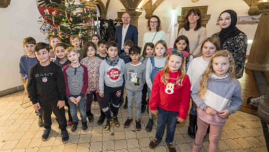 Adventsstimmung: Kinder der GGS Vennbruchstraße schmückten Weihnachtsbaum im Duisburger Rathaus