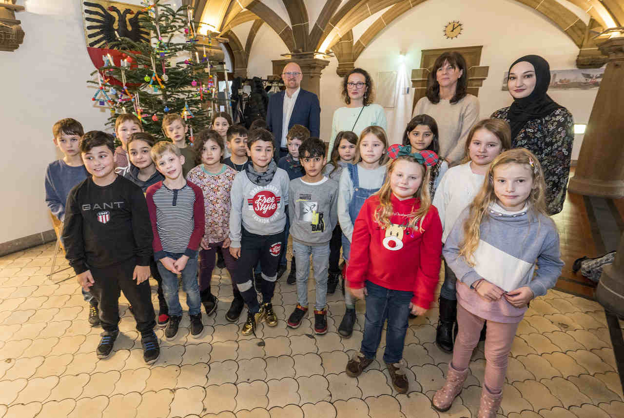 Adventsstimmung: Kinder der GGS Vennbruchstraße schmückten Weihnachtsbaum im Duisburger Rathaus