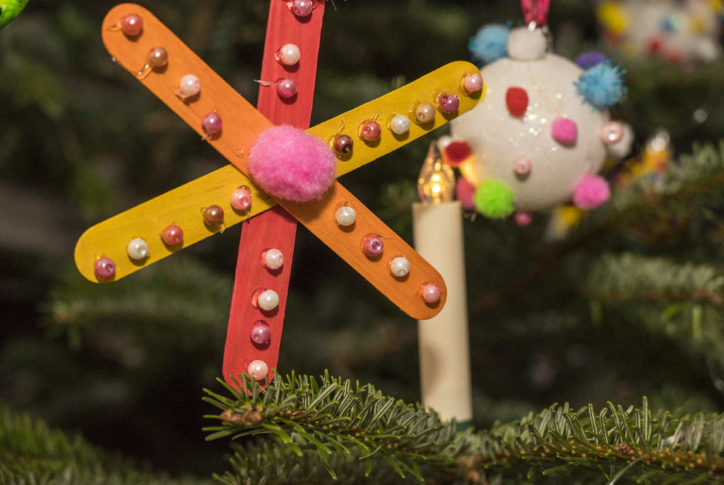 Adventsstimmung: Kinder der GGS Vennbruchstraße schmückten Weihnachtsbaum im Duisburger Rathaus