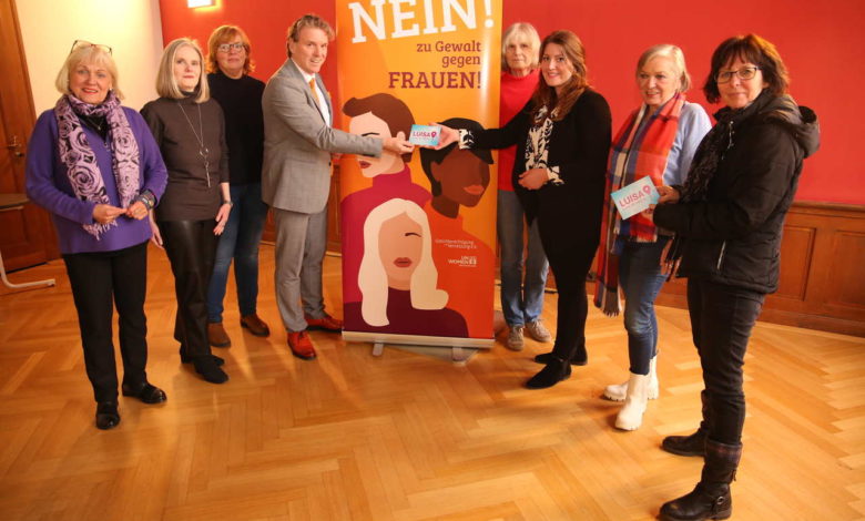 Bürgermeister Fleischhauer gibt den Startschuss für die ‚Orange Days‘