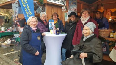 Heißer Hugo und leckere Waffeln für den guten Zweck Den Erlös des diesjährigen Weihnachtsmarktstandes spenden die Damen des Inner Wheel Club an Klartext für Kinder Am 2. Adventswochenende konnte der Inner Wheel Club Moers nach dreijähriger Pause seinen traditionellen Charity – Verkaufsstand auf dem Moerser Weihnachtsmarkt eröffnen. Bei bestem Wetter kamen viele interessierte Gäste an den Stand um sich mit heißem Hugo aufzuwärmen und dazu, je nach Geschmack süße oder herzhafte Waffeln mit Dip und Lachs zu genießen. Die zusätzlich angebotenen selbstproduzierten Leckereien wie Gebäck, raffinierte Chutneys, Marmeladen, Eierlikör und andere originelle Geschenkideen waren schnell verkauft. Die eingenommene Gesamtsumme von 2600 Euro spenden die Teilnehmerinnen des Inner Wheel Club in diesem Jahr an Klartext für Kinder e.V.. Die bekannte Organisation wurde im Jahr 2008 gegründet und steht für ein besonderes Modell sozialer Patenschaften in Moers und Umgebung. Mit einer Weihnachtsbaum – Wunschzettelinitiative der NRZ und dem Moerser Jugendamt im Jahr zuvor fing alles an. Moerser Bürger konnten sozial benachteiligten Kindern und Jugendlichen zum Fest Wünsche erfüllen die sonst unerfüllt geblieben wären. Mittlerweile helfen über 130 Bürgerinnen und Bürger täglich ehrenamtlich und engagiert – sie vermitteln, beschaffen, begleiten und beraten und stehen dabei an der Seite der amtlichen Stellen. Ein gemeinsames Netz gegen Hunger und Kälte wird geknüpft. Immer dann, wenn alle anderen Töpfe für Kinder und Jugendliche ausgeschöpft sind, wird „Klartext für Kinder“ aktiv. Hierfür werden Spenden gesammelt und ehrenamtliche Helfer akquiriert. Das alles mit Unterstützung von Experten verlässlicher Kooperationspartner wie Schulen, Kindergärten, offene Tageseinrichtungen. Gerade in der Weihnachtszeit ist es den Damen des IWC ein besonderes Anliegen an die Jüngsten unserer Gesellschaft zu denken, denen es oft am nötigsten fehlt und deren Familien bei den gestiegenen Lebenshaltungskosten noch knapper kalkulieren müssen als bisher. Der Moerser Club feiert im nächsten Jahr sein 10 jähriges Bestehen und hat aktuell 25 Mitglieder. Motivation aller Aktivitäten sind Freundschaft und Hilfsbereitschaft. Über Spenden und Einnahmen aus Benefizveranstaltungen wurden u.a. folgende Institutionen und Projekte unterstützt: Moerser Frauenhaus, Moerser Tafel, Verein Bildung für Togo Neukirchen – Vluyn e.V., Kinderdiabetologie Krankenhaus Bethanien, Moerser Musikschule. 2.v.l. Bärbel Meckenstock - 4.v.l. Sonja Volkmann – 5.v.l. Birgit Banze, Mitglieder von Klartext für Kinder am Stand des IWC