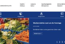 Stadt Neukirchen-Vluyn erhält neue Website Neues Design und Anpassung für mobile Endgeräte Neukirchen-Vluyn Die Website der Stadt Neukirchen-Vluyn hat einen Relaunch erhalten. Sie präsentiert sich nach über zehn Jahren nun in neuem Design, mit vielen Fotos und strafferer Navigation. Auch auf mobilen Endgeräten ist die Seite nun praktisch les- und bedienbar. „Wichtig war uns, die zentralen Inhalte auf einen Blick darzustellen“, erläutert Pressesprecherin Sabrina Daubenspeck. „Im Kopf der Seite finden sich so die aktuellsten Presse-Meldungen, aber auch die Service-Kategorien für Bürgerinnen und Bürger.“ Suche, Bürgerservice, Mängelmelder und Kontakt sind nicht nur auf der Startseite, sondern jeder Unterseite sichtbar. Die Rubrik Bürgerservice enthält alle Dienstleistungen und Formulare, die die Stadtverwaltung anbietet. Hier ist auf einen Blick ersichtlich, welche Unterlagen für welchen Antrag erforderlich sind, wer zuständig ist und ob Gebühren anfallen. „Viele dieser Services können sofort online genutzt werden“, wirbt Jutta Arhilger, Leiterin des Hauptamtes, die den Relaunch technisch administriert hat. „Eine persönliche Vorsprache im Rathaus ist dann nicht mehr nötig.“