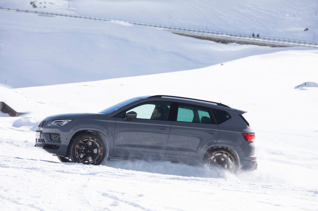 CUPRA räumt ab: Auch in diesem Jahr erhielt die Challenger-Brand eine Vielzahl renommierter Auszeichnungen für ihre Arbeit. Im Fokus standen dabei die Modelle CUPRA Born und CUPRA Formentor, die bei den Juror*innen und in den Abstimmungen für besonders viel Begeisterung sorgten und zusammengenommen elf Preise gewannen. 
Räumten%20in%20diesem%20Jahr%20ab:%20CUPRA%20Born%20und%20CUPRA%20Formentor

Räumten in diesem Jahr ab: CUPRA Born und CUPRA Formentor

Viel beachteter Einstand

Vor mehr als vier Jahren etablierte sich CUPRA als eigenständige Marke und brachte im selben Jahr mit dem CUPRA Ateca (Kraftstoffverbrauch kombiniert: 9,5–8,9 l/100km; CO2-Emissionen kombiniert: 215–201 g/km; WLTP-Werte)* das erste Modell auf den Markt. Seitdem folgten drei weitere, darunter 2020 mit dem CUPRA Formentor das erste vollständig unter der neuen Marke entwickelte Fahrzeug. Im Jahr darauf stieg die Challenger-Brand mit dem vollelektrischen CUPRA Born in die E-Mobilität ein.

Die ereignisreichen und aufregenden ersten Jahre bei CUPRA sorgten in der Automobilbranche für viel Aufsehen, die erfolgreiche Etablierung für viel Anerkennung. Das zeigte sich auch bei den branchenrelevanten Preisverleihungen: Hier erhielt CUPRA in den vergangenen Jahren – erstaunlich für einen Newcomer – viele wichtige Auszeichnungen. Fachjurys lobten den Weg, den die Marke geht. Leser*innen von Automobil-Fachzeitschriften wählten CUPRA und einzelne Modelle zu ihren Favoriten.
Der CUPRA Ateca gewann in diesem Jahr bei der Wahl "Die besten Marken in allen Klassen" von "Auto Bild"
Der CUPRA Ateca gewann in diesem Jahr bei der Wahl "Die besten Marken in allen Klassen" von "Auto Bild"

Große Erfolge in 2022

Im Jahr 2022 konnte CUPRA einmal mehr überzeugen: Rund 60 Auszeichnungen durfte die Challenger-Brand in diesem Jahr auf nationalen und internationalen Gala-Bühnen entgegennehmen, darunter allein fast 20 Ehrungen in Deutschland. „CUPRA ist neu und anders. Unser Ziel ist es, die Branche mit unkonventionellen Ideen aufzumischen. Die Preise sind ein tolles Feedback und eine Bestätigung für uns, weiter unseren eigenen Weg zu gehen“, erklärt Bernhard Bauer, Geschäftsführer von SEAT Deutschland.
Der CUPRA Leon holte gleich drei Preise, unter anderem einen bei der "Auto Trophy 2022" von "Auto Zeitung"
Der CUPRA Leon holte gleich drei Preise, unter anderem einen bei der "Auto Trophy 2022" von "Auto Zeitung"

Gesamtes Portfolio gewinnt

Ob CUPRA Ateca, Leon, Formentor oder Born: Alle Modelle der Challenger-Brand sammelten in diesem Jahr fleißig Preise. Besonders hoch im Kurs standen die beiden eigenständigen Modelle der Marke, die zusammen beinahe ein Dutzend Trophäen nach Weiterstadt holten. „Mit dem CUPRA Formentor und dem CUPRA Born haben wir eindrucksvoll bewiesen, dass die Marke ihrem unkonventionellen und sportlichen Image gerecht wird“, sagt Bauer.
Der CUPRA Formentor ist der große Sieger der Challenger-Brand in diesem Jahr
Der CUPRA Formentor ist der große Sieger der Challenger-Brand in diesem Jahr

Bei der Kaufentscheider-Studie „Die besten Marken in allen Klassen“ von „Auto Bild“ konnte in diesem Jahr sogar ein Hattrick gefeiert werden: CUPRA war  nach 2020 und 2021 zum dritten Mal Teil der Abstimmung und sicherte sich auch zum dritten Mal in Folge den Gesamtsieg. Darüber hinaus wählten die rund 55.000 Teilnehmer*innen der Studie CUPRA in fünf weiteren Kategorien auf den ersten Platz. Auch bei der Wahl zum „Firmenauto des Jahres“ räumte CUPRA ordentlich ab. Viermal Platz eins hieß es bei der Verleihung – darunter der CUPRA Born, gekürt als Newcomer des Jahres.
Kaum am Markt, schon erfolgreich: der 2021 eingeführte CUPRA Born
Kaum am Markt, schon erfolgreich: der 2021 eingeführte CUPRA Born

Neben den Auszeichnungen für Marke und Fahrzeuge machte CUPRA aber auch in anderen Bereichen auf sich aufmerksam. Die Gestaltung der Händlerwebsiten wurde mit dem German Brand Award und dem Red Dot Design Award gewürdigt, der CUPRA Virtual Showroom mit dem Effie Award. Und „CUPRA TRIBE“, das Magazin für Partnerbetriebe und Mitarbeitende, erhielt mit der Auszeichnung „Special Mention“ beim „ABC-Award 2022 – The world of mobility“ besondere Anerkennung.
