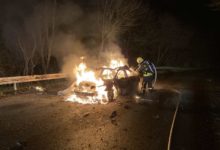 Auto im Vollbrand Keine Personen betroffen Zu einem PKW-Brand auf der Provinzialstraße rückte die Feuerwehr Kamp-Lintfort gegen 03.36 Uhr aus. Beim Eintreffen der Einsatzkräfte befand sich das Fahrzeug verlassen auf der Fahrbahn und brannte vollständig aus. Die Feuerwehr löschte den Brand und leuchtete die Einsatzstelle aus. Feuerwehr und Polizei waren knapp zwei Stunden im Einsatz. Weitere Informationen entnehmen Sie bitte dem Pressebericht der Polizei.