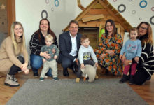 Kindertagespflegepersonen gesucht: Jetzt qualifizieren Spielen, betreuen und ein wichtiger Ansprechpartner sein –Kindertagespflegepersonen übernehmen eine wichtige Aufgabe im Leben von Kindern. Das Jugendamt des Kreises Wesel, zuständig für die Kommunen Alpen, Hamminkeln, Hünxe, Neukirchen-Vluyn, Schermbeck, Sonsbeck und Xanten, sucht aktuell weitere Menschen, die sich als Kindetagespflegepersonen ausbilden lassen möchten. In der Kindertagespflege findet die Betreuung der Kinder durch eine Kindertagespflegeperson in kleinen Gruppen von bis zu fünf Kindern, meist im Alter von 0 bis 3 Jahren statt. Die Betreuung erfolgt im eigenen Haushalt, im Haushalt der Eltern oder in angemieteten Räumen. Eine weitere Form ist die Großtagespflegestelle, in der bis zu drei Kindertagespflegepersonen insgesamt neun Kinder betreuen. Derzeit werden im Zuständigkeitsbereich des Kreisjugendamts rund 650 Kinder von ca. 220 Kindertagespflegepersonen betreut. Kreisdirektor Ralf Berensmeier: „Die Kindertagespflege ist ein fester Bestandteil der Kinderbetreuung beim Kreisjugendamt Wesel und sorgt dafür, dass Eltern Familie und Beruf gut miteinander vereinbaren können. Das Kreisjugendamt übernimmt die Vergütung der Betreuungsstunden und bezuschusst die Kosten für die Qualifizierung, Fortbildungen, Versicherungen und Ausfalltage. Außerdem stehen die Kindertagespflegepersonen im Austausch mit pädagogischen Fachkräften im Jugendamt, die gerne helfen, unterstützen und beraten.“ Kindertagespflegepersonen unterstützen und fördern Kinder in ihrer Entwicklung. Deshalb müssen sie spezifisch qualifiziert sein und permanent weitergebildet werden. Voraussetzung für die Arbeit als Kindertagespflegeperson sind Einfühlungsvermögen, berufliche Kompetenz und ein gut geplanter Tagesablauf. Zuverlässigkeit, Geduld, Flexibilität, Reflexionsfähigkeit und die ausgeprägte Freude an einer Tätigkeit mit Kindern sind Eigenschaften, die jede Kindertagespflegeperson mitbringen sollte. Kindertagespflegepersonen arbeiten selbständig. Sie entscheiden wann und wo sie arbeiten, welche pädagogischen Schwerpunkte sie setzen und mit welchen Eltern sie Betreuungsverträge abschließen wollen. Räumliche Gegebenheiten wie eine kindgerechte Einrichtung, ausreichende Ausstattung mit Spielmaterialien und Platz zum Spielen, für Bewegung und auch Entspannung müssen gegeben sein. Kreisdirektor Berensmeier: „Die Arbeit als Kindertagespflegeperson ist eine verantwortungsvolle Tätigkeit, die gleichzeitig einigen Freiraum bietet. Ich freue mich, wenn sich noch mehr Frauen und Männer dazu bereiterklären, sich als Tagespflegepersonen ausbilden zu lassen.“ Wer Interesse hat, kann sich für weitere Informationen, auch zu Verdienstmöglichkeiten, an die Koordinatorin der Kindertagespflege Vanessa-Janina Schöbel wenden, telefonisch unter 0281/207-7138 oder per E-Mail an vanessa-janina.schoebel@kreis-wesel.de. Foto Neukirchen-Vluyn: Kreisdirektor Ralf Berensmeier (mitte) besuchte mit der Koordinatorin der Kindertagespflege Vanessa-Janina Schöbel (3.v.r.) und Fachberaterin Martina Bruske (l.) die Kindertagespflegeeltern Stefanie Pigulla (r.) und Andrea Beck (2.v.l.) von der Großtagespflegestelle "Krabbelkäfer" in Neukirchen-Vluyn. Foto Hamminkeln: Besuch in der Großtagespflegestelle „Kleine Weltentdecker“ v.l. Tagesmutter Christiane Thimm, Kreisdirektor Ralf Berensmeier, Tagesmutter Ann-Katrin Willing, Sabine Scholten (Kreis Wesel, Fachberatung Tagespflege für Hamminkeln), Vanessa-Janina Schöbel (Kreis Wesel, Koordinationsleitung Tagespflege)