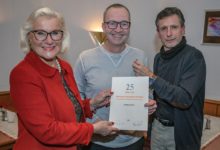 Presseclub Niederrhein ehrt seinen Jubilar: Christian Schyma ist seit 25 Jahren dabei Niederrhein / Wesel. Seit 25 Jahren gehört Christian Schyma zum Presseclub Niederrhein (PCN) und damit zum Deutschen Journalisten-Verband (DJV). Für seine Treue zeichnete ihn Sigrid Baum, PCN-Vorsitzende, mit der DJV-Ehrennadel aus und überreichte ihm anlässlich der Jahreshauptversammlung eine Ehren-Urkunde. „Wir danken für Ihre Treue und freuen uns auf viele weitere gemeinsame Unternehmungen“, so Sigrid Baum in ihrer Rede. Christian Schyma entdeckte seine Leidenschaft für den Sport und das Schreiben bereits als kleiner Junge. Seine journalistische Tätigkeit begann mit einem Praktikum bei dem damaligen Sportchef der NRZ-Moers, Manfred Pichl. Es folgte ein Studium mit Schwerpunkt Sport und Publizistik an der Sporthochschule Köln. In der Zeit berichtete er als freier Mitarbeiter über Volleyball und den Moerser Sportclub, aber auch über andere Sportarten. Nach seinem Studium wurde er Pauschalist in der Moerser NRZ-Redaktion. Es folgte ein Volontariat, nach dessen erfolgreichem Abschluss er in die Redaktion nach Rheinberg wechselte. 18 Jahre lang berichtete er hauptsächlich aus Sonsbeck und Alpen. 2019 wechselte Christian Schyma zur NRZ Wesel. Dort schreibt er seitdem über alles, was dort passiert, wobei sein Schwerpunkt auf Hamminkeln liegt. Der Presseclub Niederrhein (PCN) im Deutschen Journalisten Verband ist die Heimat der in den Kreisen Kleve, Krefeld, Moers, Viersen und Wesel tätigen Journalisten sowie der dort arbeitenden PR-Fachleute. Seit 2021 ist der ehemalige Niederrheinische Journalisten-Verein (NJV) in den PCN übergegangen. Bildunterschrift: Für 25 Jahre Treue zum Presseclub Niederrhein (PCN), der zum Deutschen Journalisten-Verband gehört, zeichnete Sigrid Baum, PCN-Vorsitzende, Christian Schyma aus. Die DJV-Ehrennadel erhielt er von Markus Helmich, PCN-Geschäftsführer. Foto: Rainer Döller / PCN