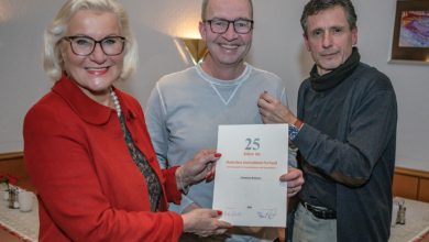 Presseclub Niederrhein ehrt seinen Jubilar: Christian Schyma ist seit 25 Jahren dabei Niederrhein / Wesel. Seit 25 Jahren gehört Christian Schyma zum Presseclub Niederrhein (PCN) und damit zum Deutschen Journalisten-Verband (DJV). Für seine Treue zeichnete ihn Sigrid Baum, PCN-Vorsitzende, mit der DJV-Ehrennadel aus und überreichte ihm anlässlich der Jahreshauptversammlung eine Ehren-Urkunde. „Wir danken für Ihre Treue und freuen uns auf viele weitere gemeinsame Unternehmungen“, so Sigrid Baum in ihrer Rede. Christian Schyma entdeckte seine Leidenschaft für den Sport und das Schreiben bereits als kleiner Junge. Seine journalistische Tätigkeit begann mit einem Praktikum bei dem damaligen Sportchef der NRZ-Moers, Manfred Pichl. Es folgte ein Studium mit Schwerpunkt Sport und Publizistik an der Sporthochschule Köln. In der Zeit berichtete er als freier Mitarbeiter über Volleyball und den Moerser Sportclub, aber auch über andere Sportarten. Nach seinem Studium wurde er Pauschalist in der Moerser NRZ-Redaktion. Es folgte ein Volontariat, nach dessen erfolgreichem Abschluss er in die Redaktion nach Rheinberg wechselte. 18 Jahre lang berichtete er hauptsächlich aus Sonsbeck und Alpen. 2019 wechselte Christian Schyma zur NRZ Wesel. Dort schreibt er seitdem über alles, was dort passiert, wobei sein Schwerpunkt auf Hamminkeln liegt. Der Presseclub Niederrhein (PCN) im Deutschen Journalisten Verband ist die Heimat der in den Kreisen Kleve, Krefeld, Moers, Viersen und Wesel tätigen Journalisten sowie der dort arbeitenden PR-Fachleute. Seit 2021 ist der ehemalige Niederrheinische Journalisten-Verein (NJV) in den PCN übergegangen. Bildunterschrift: Für 25 Jahre Treue zum Presseclub Niederrhein (PCN), der zum Deutschen Journalisten-Verband gehört, zeichnete Sigrid Baum, PCN-Vorsitzende, Christian Schyma aus. Die DJV-Ehrennadel erhielt er von Markus Helmich, PCN-Geschäftsführer. Foto: Rainer Döller / PCN