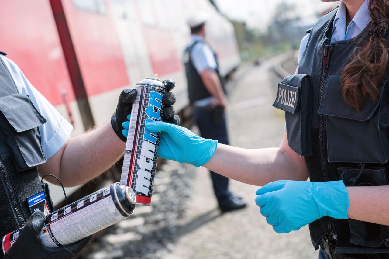 Zug auf 240 Quadratmeter mit Farbe besprüht - Bundespolizei ermittelt