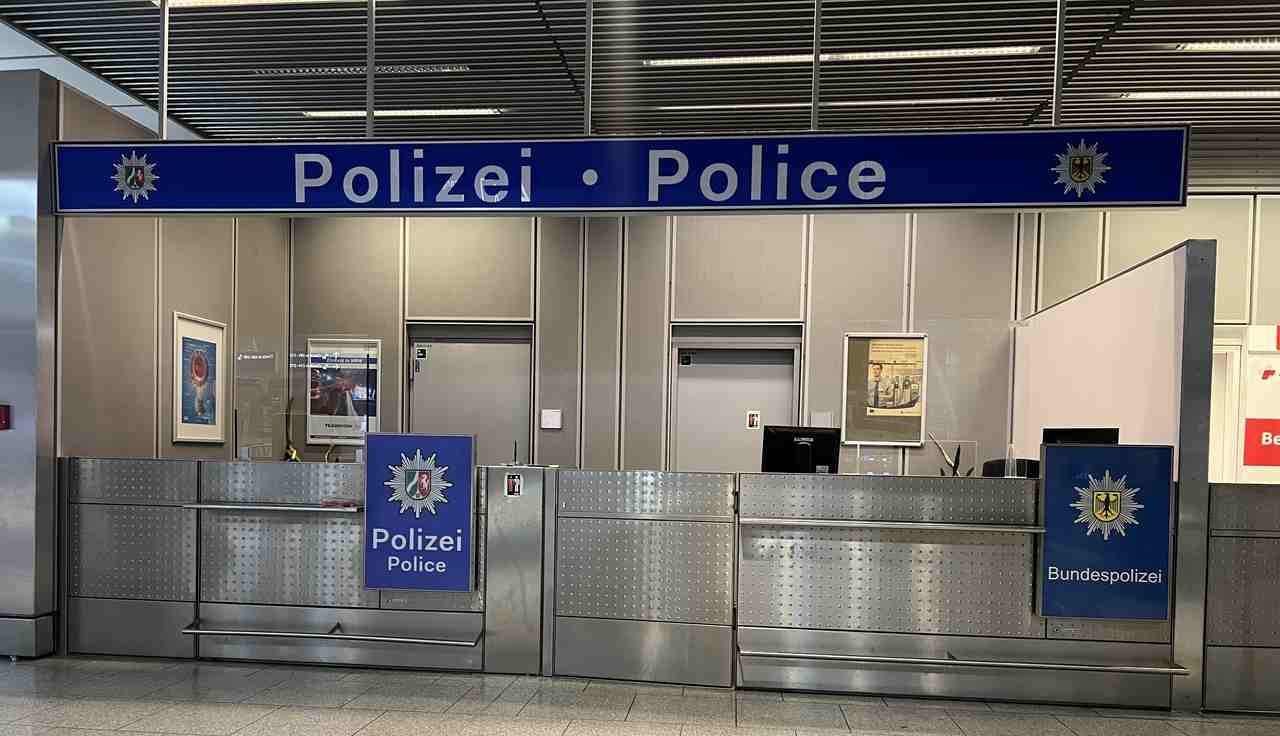 Vier Personen verhaftet - Bundespolizei am Flughafen Düsseldorf fahndet erfolgreich