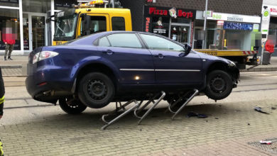 Straßenbahn und Auto kollidieren - drei Verletzte