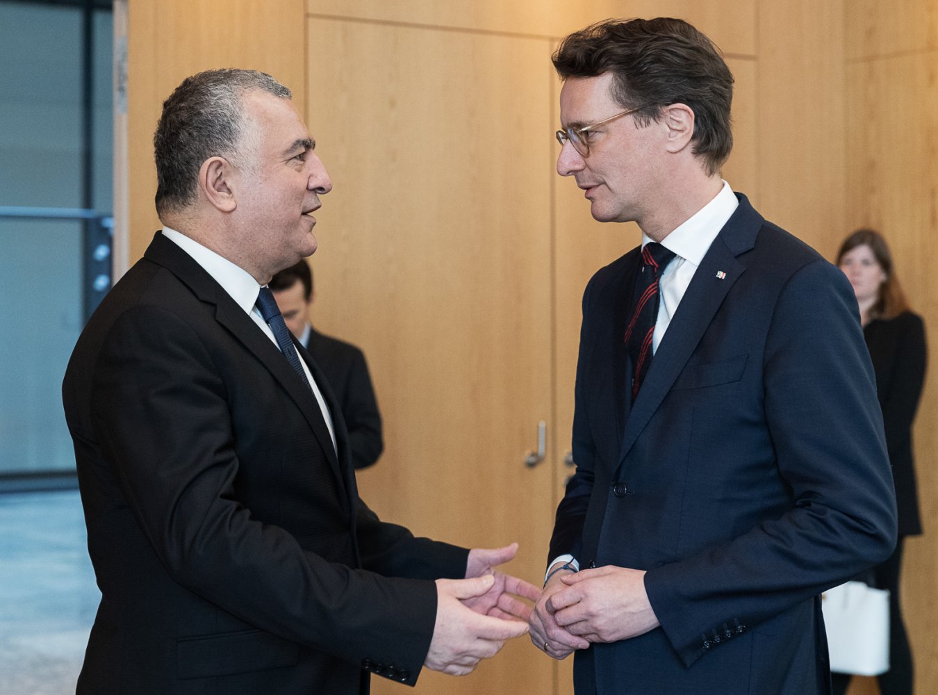 Ministerpräsident Hendrik Wüst trifft den türkischen Botschafter Ahmet Başar Şen und trägt sich in Kondolenzbuch für Opfer der Erdbeben ein
