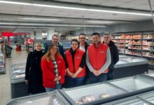 Foto v.l.: Clarissa Niersmann (Wirtschaftsförderung Stadt Kamp-Lintfort), Aylin Brücker (Magnet Minimarkt), Andreas Iland (Leiter des Amtes für Wirtschaftsförderung und Stadtmarketing), Milena Milivojevic (Magnet Minimarkt), Bürgermeister Prof. Dr. Christoph Landscheidt, Viktor Steinert und Alexey Perelmuter (beide Geschäftsführer Magnet Minimarkt)