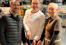 zum 10jährigen Jubiläum von Edeka Kempken gratulieren Norbert Büsch und Annett Jeratsch von der Handwerksbäckerei Büsch dem Inhaber Stefan Kempken.