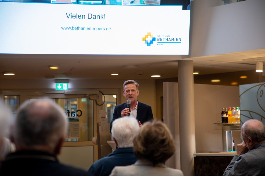 Stiftungsvorstand Dr. Ralf Engels dankte den knapp 50 Gästen der Spendenveranstaltung in der Cafeteria des Krankenhauses Bethanien für ihr Engagement.