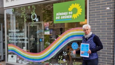 Foto (privat) zeigt Ulle Schauws vor dem Wahlkreisbüro bei der Einweihung des Refill-Projekts, welches die kostenlose Befüllung mit Leitungswasser und somit eine Plastik-Ersparnis und die Wertschätzung des Leitungswassers zum Zweck hat.