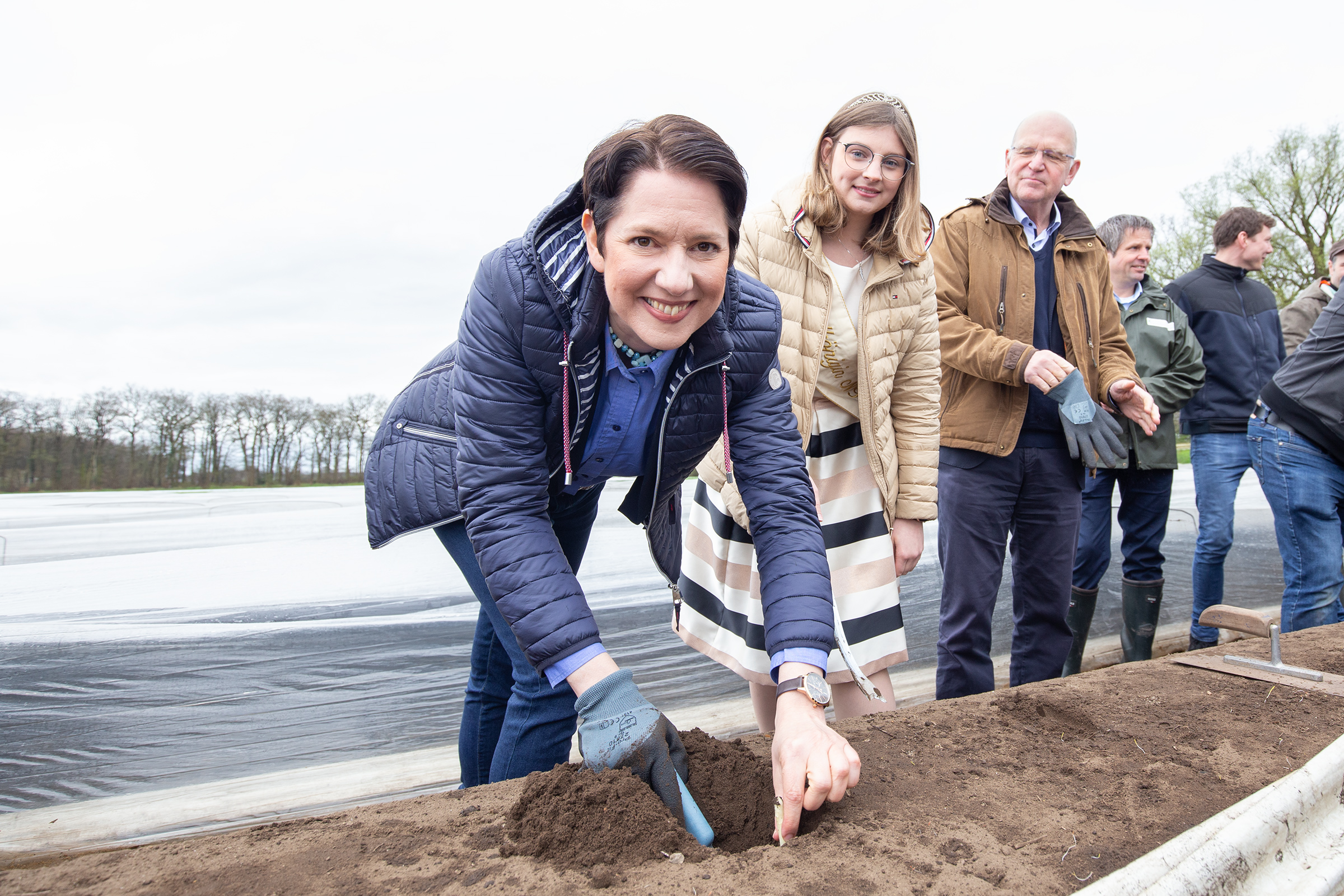 Landwirtschaftsministerin Silke Gorißen eröffnet nordrhein-westfälische Spargelsaison 2023 in Wesel